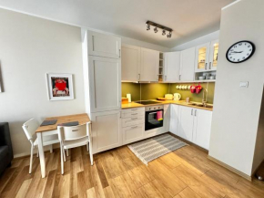 Nowoczesny apartament blisko centrum Warszawy z podziemnym garażem i bardzo szybkim WiFi oraz balkon